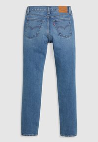 Ljusblå denimjeans med rak benpassform, fem fickor och en läderlapp på midjebandet. Har kontrasterande sömmar och subtila blekningar.