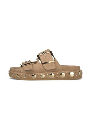 Beige suède slidesandaal met twee verstelbare banden en grote ronde gouden studs die de plateauzool versieren.