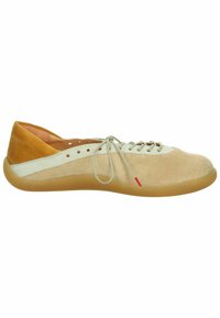 Beiger und weißer Wildleder-Schnürflachschuh mit orangefarbenem Wildlederabsatz und durchsichtiger brauner Gummisohle.