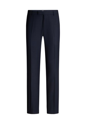 Dunkel marineblaue, maßgeschneiderte Bundfaltenhose mit Gürtelösen vor schlicht weißem Hintergrund.