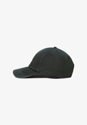 Gorra de béisbol negra de seis paneles con visera curva y ojales de ventilación, vista de perfil sobre fondo blanco.