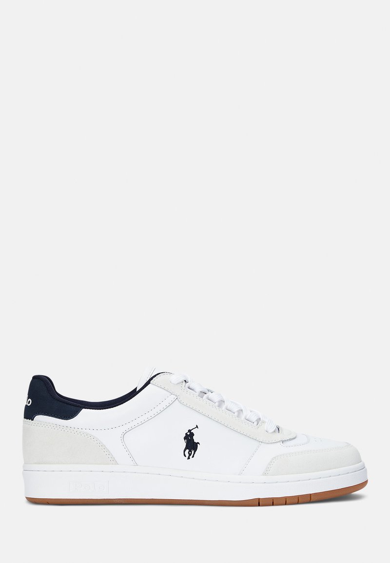 Ténis brancos de desporto com detalhes em marinho, parte superior em pele, acabamento em camurça, bico redondo, sola de borracha plana e logótipo bordado discreto na lateral.