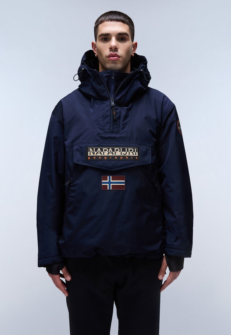 Granatowa anorak z dużą kieszenią z przodu, z logo i naszywką z flagą Norwegii. Wodoodporny materiał, regulowany kaptur i mankiety.