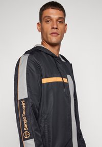 Sergio Tacchini PRANNIE TRACK JACKET - Chaqueta de entrenamiento - black/griffin