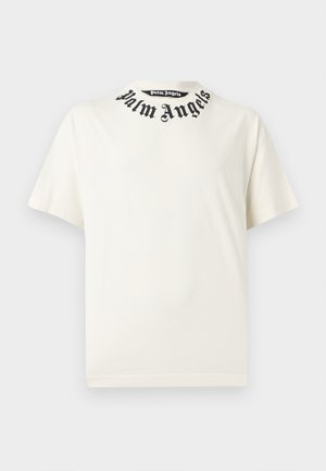 T-shirt blanc à manches courtes et col rond avec le texte noir "Palm Angels" imprimé autour du col.