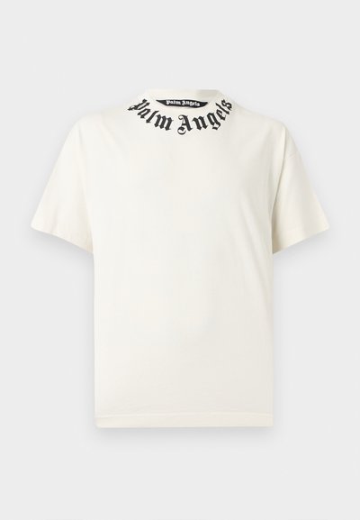 Λευκό κοντομάνικο μπλουζάκι με στρογγυλή λαιμόκοψη και μαύρο κείμενο "Palm Angels" τυπωμένο γύρω από το λαιμό.