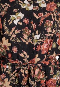 Zwarte bloemenjurk met grote roze, witte en groene bloemen, voorzien van een knoopsluiting aan de voorkant en een gestrikte taille voor een gedefinieerde silhouet.