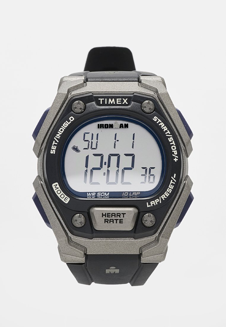 Reloj deportivo digital Timex Ironman que muestra la hora 12:02:36, fecha domingo 1-1, con botones de frecuencia cardíaca, vuelta/restablecer, iniciar/detener y modo.
