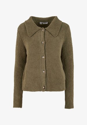 Olivgrön cardigan i mjukt, strukturerat tyg, med en stor krage, knappstängning fram och ribbade mudd och nederkant.