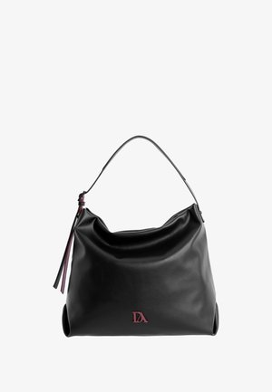 Bolso hobo de cuero negro con una forma suave y flexible. Presenta un asa curva y un pequeño logo en burdeos. Incluye adornos de borlas.