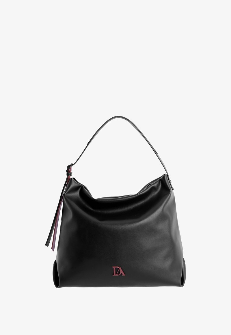 Bolso hobo de cuero negro con una forma suave y flexible. Presenta un asa curva y un pequeño logo en burdeos. Incluye adornos de borlas.