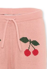 Roze gebreide broek met een tailleband met trekkoord en een gestikte afbeelding van twee rode kersen met groene bladeren aan de zijkant.