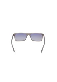 Gafas de sol rectangulares grises con lentes morados degradados, un marco mate liso y patillas rectas y elegantes. Bisagras duraderas visibles.