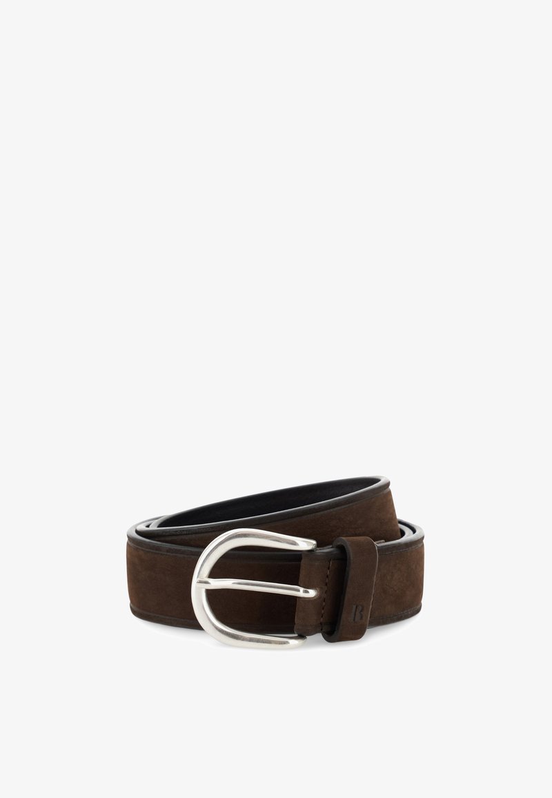 Ceinture en cuir marron foncé avec une boucle arrondie argentée, enroulée avec des coutures visibles et un petit logo embossé près de la boucle.