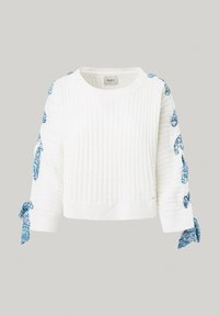 Suéter blanco de canalé con acentos florales azules en las mangas y lazos. Cuello redondo y ajuste corto, con tejido texturizado.