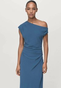 Ein Ein-Schulter-Kleid in tiefem Blau, mit weichem Drapierung und einer figurbetonten Silhouette. Hergestellt aus einem leichten, glatten Stoff mit subtiler Textur.