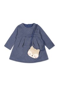 Tmavě modré dlouhé šaty s plisováním; kulatý výstřih; obsahují béžovou kabelku ve tvaru lišky s plyšovou texturou a detailním obličejem.