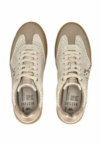 Beżowe sneakersy z perforowanej skórzanej cholewki, sznurowanym zapięciem, brązową gumową podeszwą i subtelnym akcentem wzoru zwierzęcego po boku.