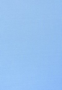 Blauter Stoff mit vertikalen Streifen, der eine glatte Textur und ein konsistentes Muster aufweist, geeignet für verschiedene Anwendungen.