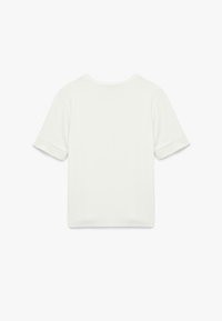 Witte katoenen t-shirt met korte mouwen, ronde halslijn en opgerolde mouwen. De achterkant is glad zonder extra details of patronen.