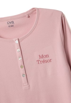 Lichtroze geribd shirt met vijf witte knopen en "Mon Trésor" in roze geborduurd op de borst, ronde hals, OVS merklabel binnenin de kraag.