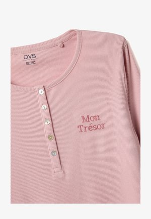 Lichtroze geribd shirt met vijf witte knopen en "Mon Trésor" in roze geborduurd op de borst, ronde hals, OVS merklabel binnenin de kraag.