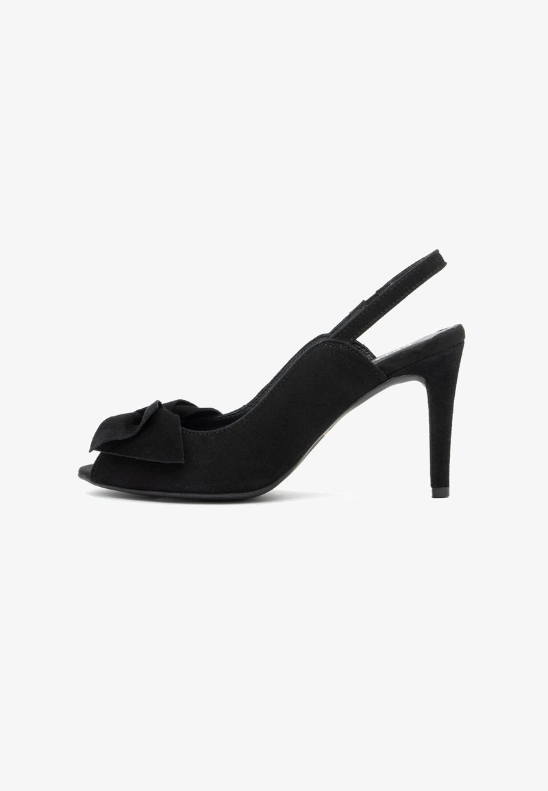 Μαύρο σουέντ παπούτσι με τακούνι slingback και peep toe, με διακοσμητική κορδέλα, σε λευκό φόντο, πλαϊνή όψη.