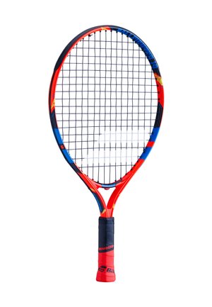 Rød og blå tennisracket med sorte strenge og et sort og rødt polstret greb, vist oprejst mod en hvid baggrund.