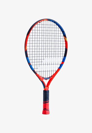 Rød og blå tennisracket med sorte strenge og et sort og rødt polstret greb, vist oprejst mod en hvid baggrund.