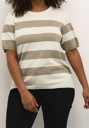Licht gebreide trui met crème- en taupe horizontale strepen. Voorzien van een ronde hals en korte mouwen, gecombineerd met donkere broek.