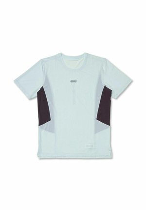 Gaiši zila sporta T-krekls ar īsām piedurknēm, tumša tīkliņa akcenti sānos un atstarojošs logo. Izgatavots no mitrumu novērsoša materiāla.