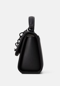 Schwarze Lederhandtasche mit strukturiertem Design, dreieckiger Form, sichtbaren Nähten, oberem Griff und Kettenakzent. Mit Reißverschluss oben.