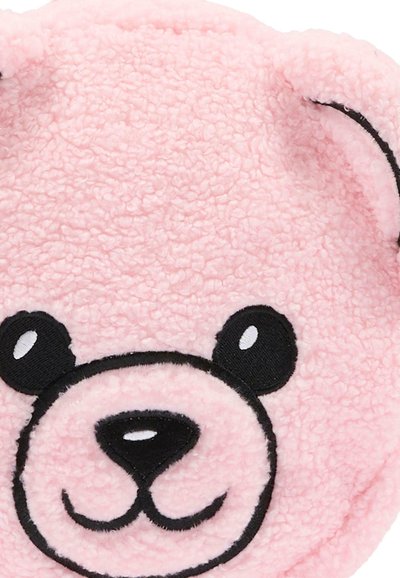 Article en peluche en forme d'ours rose avec une surface texturée et duveteuse. Présente des broderies noires pour les yeux, le nez et les détails de la bouche.