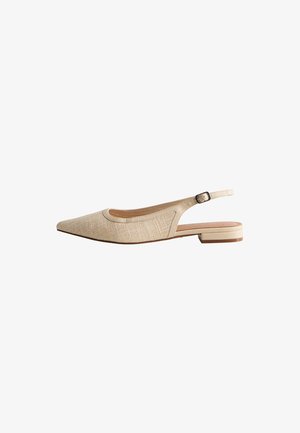 Beige platte slingback schoen met puntige neus, bovenwerk van gestructureerde stof en verstelbare gespsluiting op een lage gestapelde hak.