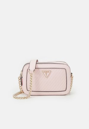 Sac à main rose en texture tissée avec une bandoulière en chaîne dorée et des accents en cuir. Dispose d'une plaque logo triangulaire et d'une fermeture éclair.