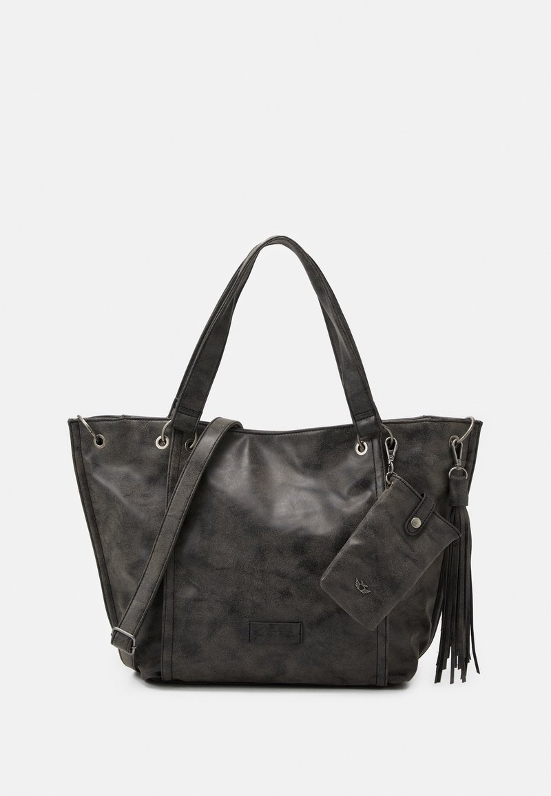 Sac fourre-tout en simili cuir gris avec deux poignées supérieures, détails en œillets et une poche détachable avec un accent à pompon. Texture douce et mate.