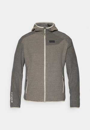 Chaqueta gris con cremallera y acabado texturizado, con capucha. Presenta una cremallera frontal clara en contraste y bolsillos laterales. Puños ajustables.