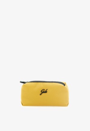 Bustina gialla in pelle con cerniera e logo nero "Gabs" sul davanti, forma rettangolare e texture martellata.