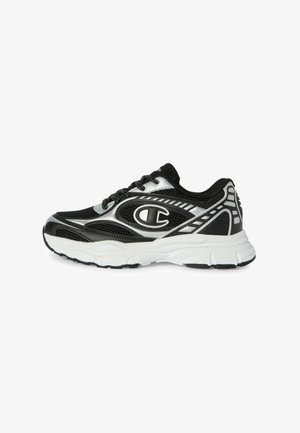 Schwarz-weißer Sportschuh mit Mesh- und synthetischem Obermaterial, dicker weißer Sohle, Schnürsenkeln und großem "C"-Logo an der Seite.