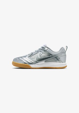 Silberner Sportschuh mit glattem, metallicfarbenem Obermaterial, Mesh-Akzenten und einer Gummisohle. Verfügt über Schnürsenkel und einen gepolsterten Schaft.