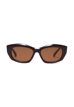 Occhiali da sole a goccia neri con lenti marroni, mostrati frontalmente su sfondo bianco.