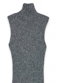 Pullover a collo alto grigio a coste con un design aderente, realizzato in un tessuto morbido e testurizzato, caratterizzato da un collo alto e senza maniche.