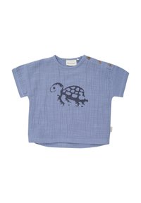 Lichtblauw kortmouwig shirt van gestructureerde stof, met een donkerblauwe schildpadafbeelding en decoratieve knopen op de schouder.