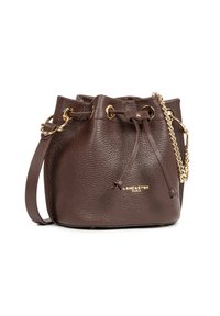 Sac seau en cuir marron avec fermeture à cordon et bandoulière en chaîne dorée. Présente un détail de logo doré à l'avant.