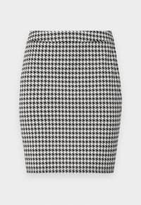 Fekete-fehér houndstooth minta, testhez simuló szoknya, sima textúrával és egyszínű derékrésszel. Nincs látható hardver vagy kiegészítő.