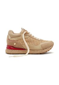 Sneaker beige con texture intrecciate, pannelli in suede e suola con accento rosso. Presenta lacci crema e una suola platform imbottita e intrecciata.