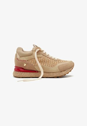 Baskets beiges avec textures tissées, panneaux en daim et semelle accentuée de rouge. Elles présentent des lacets crème et une plateforme tissée rembourrée.