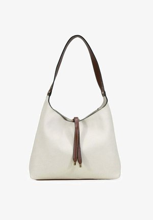 Bolso de hombro de cuero beige con correa marrón oscuro y detalle de cordón, con acentos metálicos dorados en los extremos de la correa.