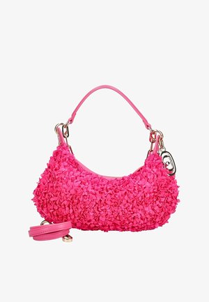 Różowa torebka z tkaniną o fakturze kwiatowej, krótkim uchwytem, odpinanym paskiem na ramię i srebrnymi ozdobami.