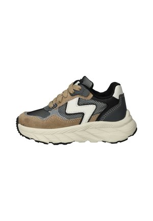 Basket avec une tige en maille grise, des accents en daim beige, un talon synthétique noir, un emblème blanc et une semelle en caoutchouc crémeuse épaisse.